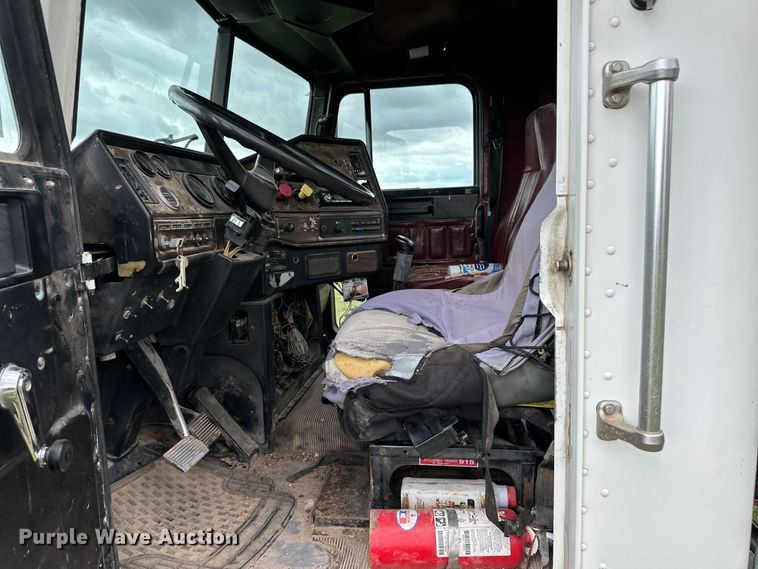 image for item OI9103 1994 Freightliner FLD120 semi truck