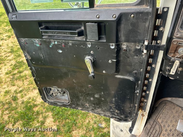 image for item OI9103 1994 Freightliner FLD120 semi truck