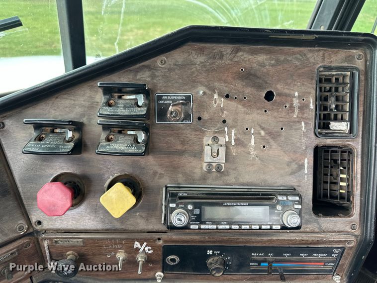 image for item OI9103 1994 Freightliner FLD120 semi truck