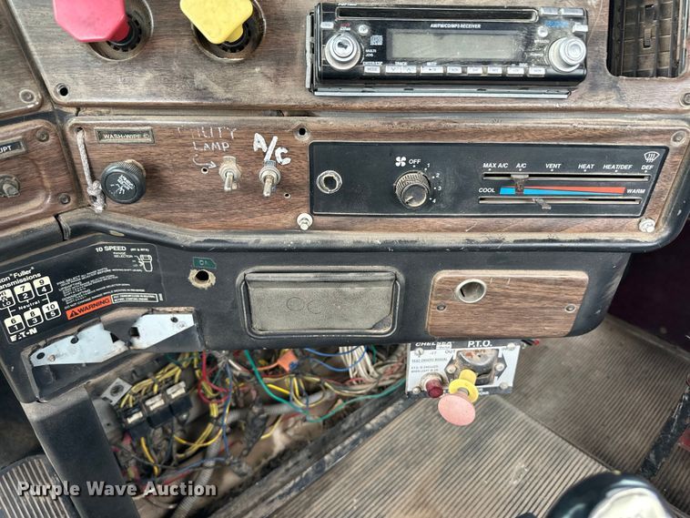 image for item OI9103 1994 Freightliner FLD120 semi truck