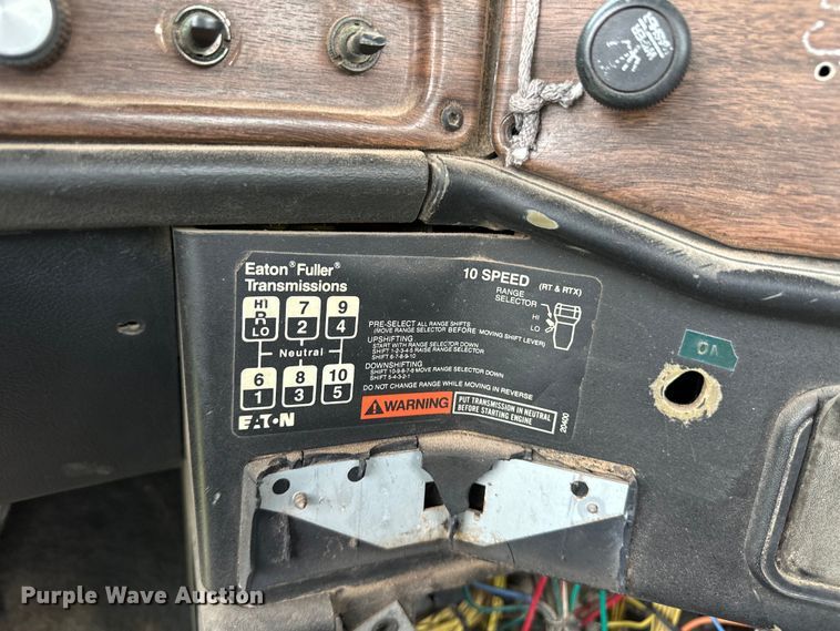 image for item OI9103 1994 Freightliner FLD120 semi truck