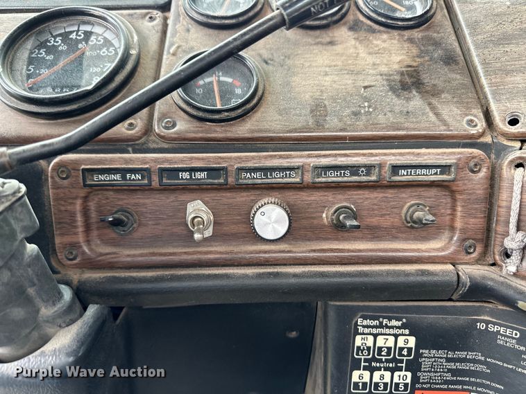 image for item OI9103 1994 Freightliner FLD120 semi truck