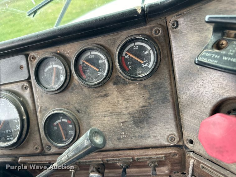 image for item OI9103 1994 Freightliner FLD120 semi truck