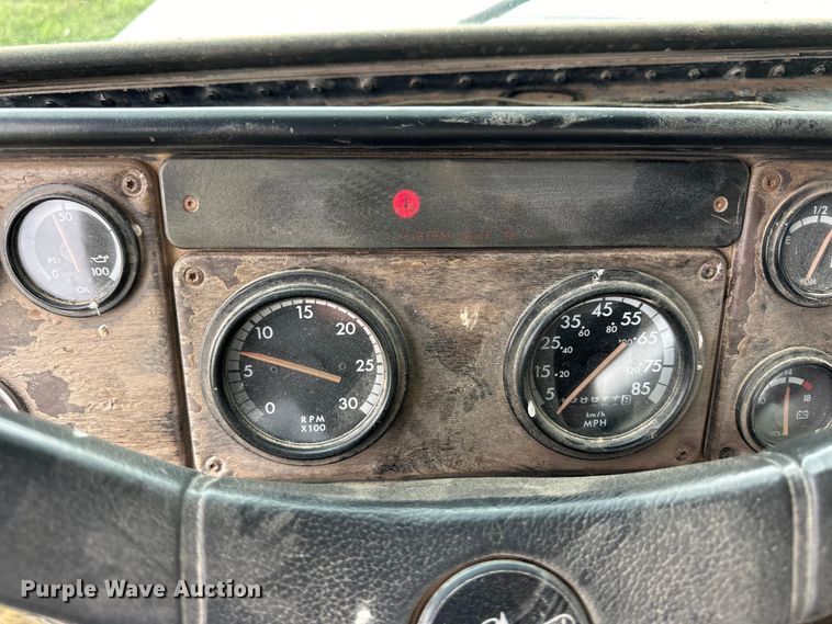 image for item OI9103 1994 Freightliner FLD120 semi truck