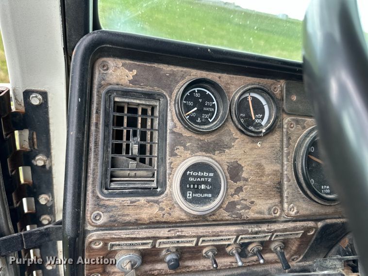 image for item OI9103 1994 Freightliner FLD120 semi truck