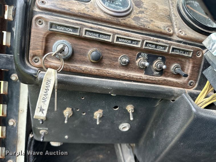 image for item OI9103 1994 Freightliner FLD120 semi truck