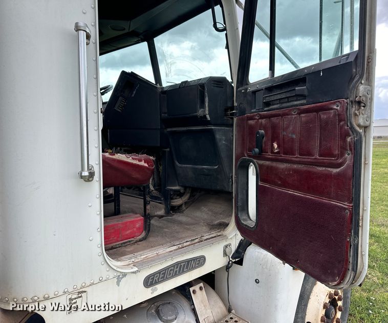 image for item OI9103 1994 Freightliner FLD120 semi truck