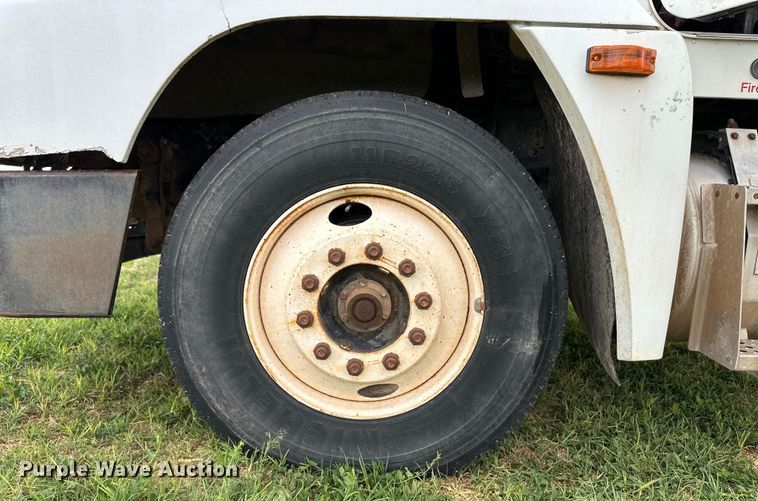 image for item OI9103 1994 Freightliner FLD120 semi truck