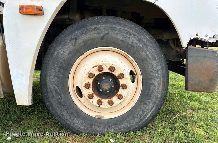 image for item OI9103 1994 Freightliner FLD120 semi truck