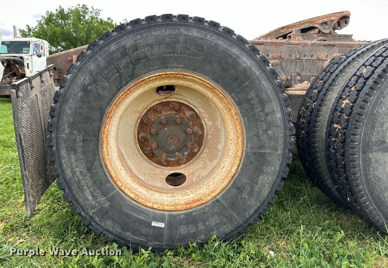 image for item OI9103 1994 Freightliner FLD120 semi truck