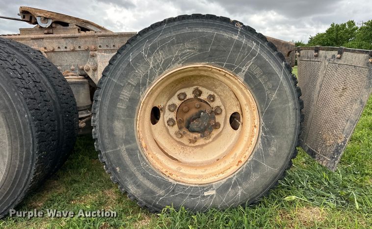 image for item OI9103 1994 Freightliner FLD120 semi truck