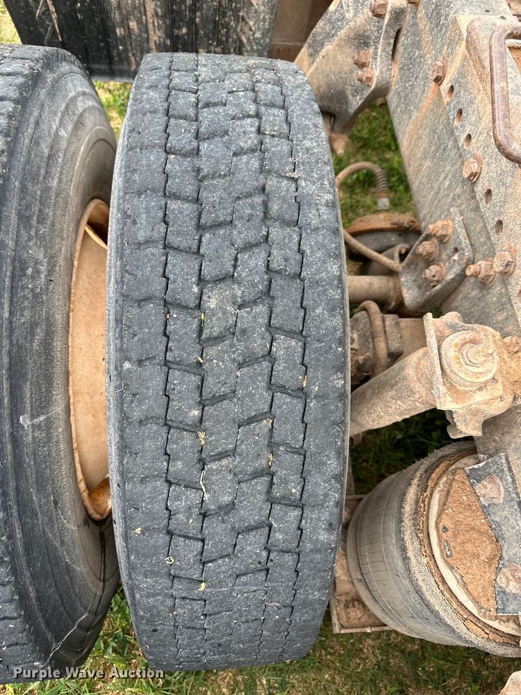 image for item OI9103 1994 Freightliner FLD120 semi truck