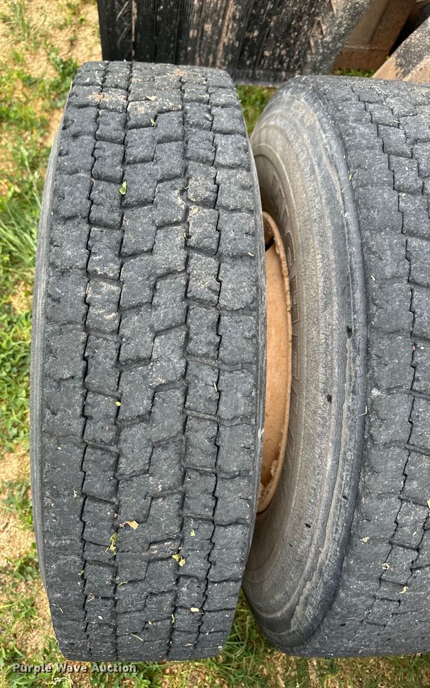 image for item OI9103 1994 Freightliner FLD120 semi truck