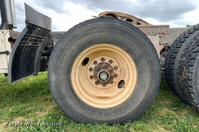 image for item OI9103 1994 Freightliner FLD120 semi truck