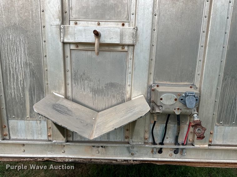 image for item OI9105 1998 Barrett livestock trailer