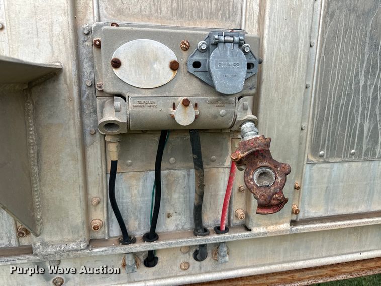 image for item OI9105 1998 Barrett livestock trailer