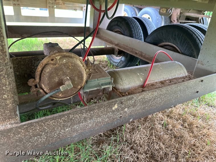 image for item OI9105 1998 Barrett livestock trailer