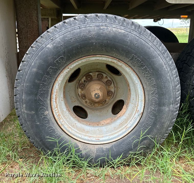 image for item OI9105 1998 Barrett livestock trailer