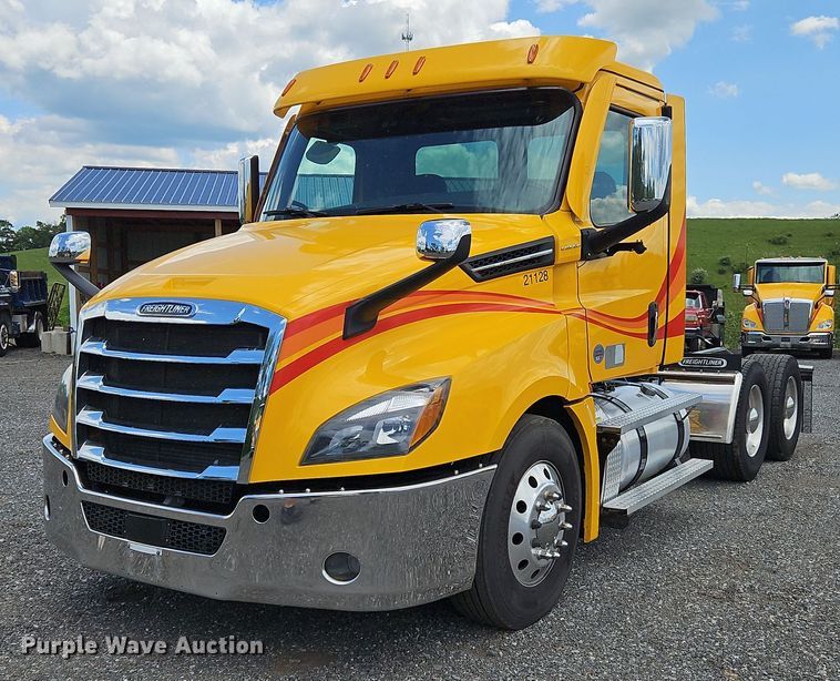 image for item OK9905 2021 Freightliner  Cascadia 126 semi truck