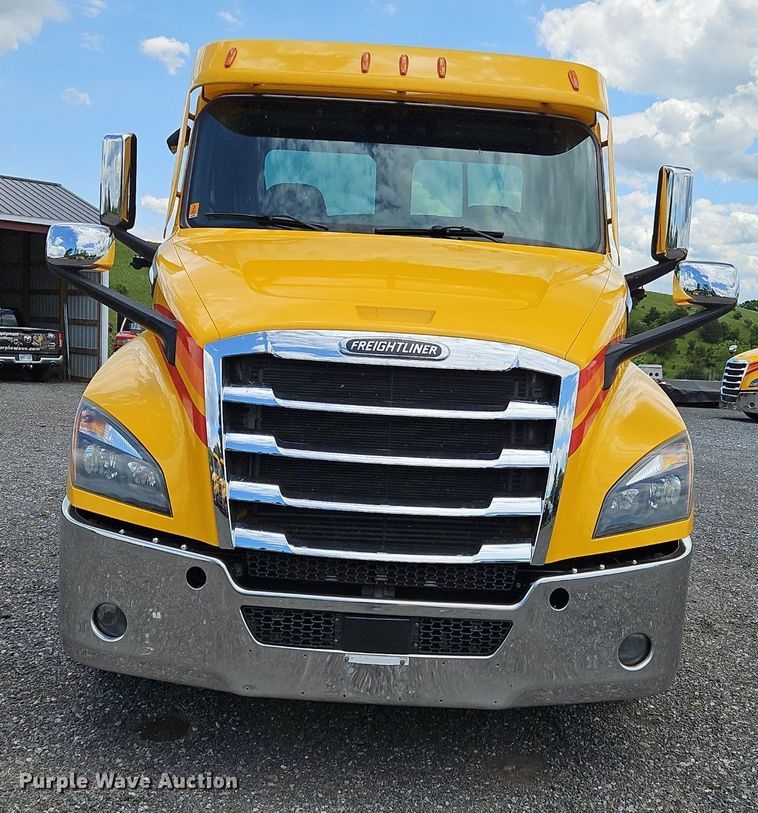 image for item OK9905 2021 Freightliner  Cascadia 126 semi truck