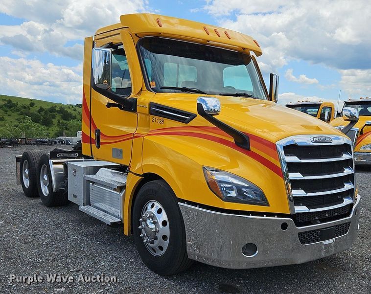 image for item OK9905 2021 Freightliner  Cascadia 126 semi truck