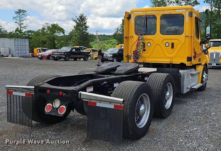 image for item OK9905 2021 Freightliner  Cascadia 126 semi truck