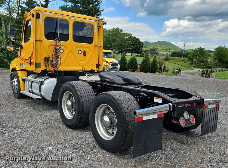 image for item OK9905 2021 Freightliner  Cascadia 126 semi truck