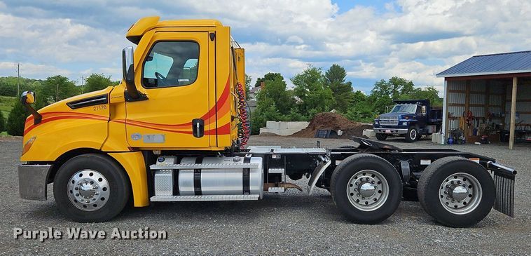 image for item OK9905 2021 Freightliner  Cascadia 126 semi truck