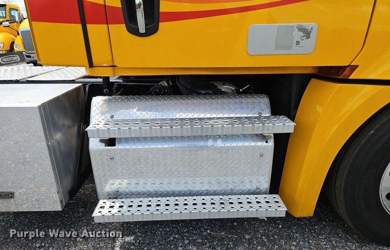 image for item OK9905 2021 Freightliner  Cascadia 126 semi truck