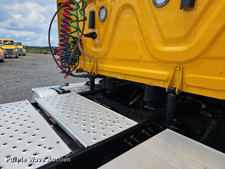 image for item OK9905 2021 Freightliner  Cascadia 126 semi truck