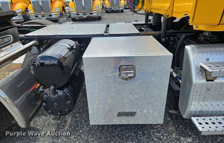 image for item OK9905 2021 Freightliner  Cascadia 126 semi truck