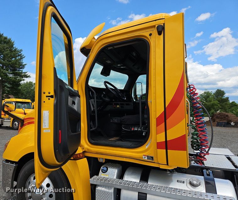 image for item OK9905 2021 Freightliner  Cascadia 126 semi truck