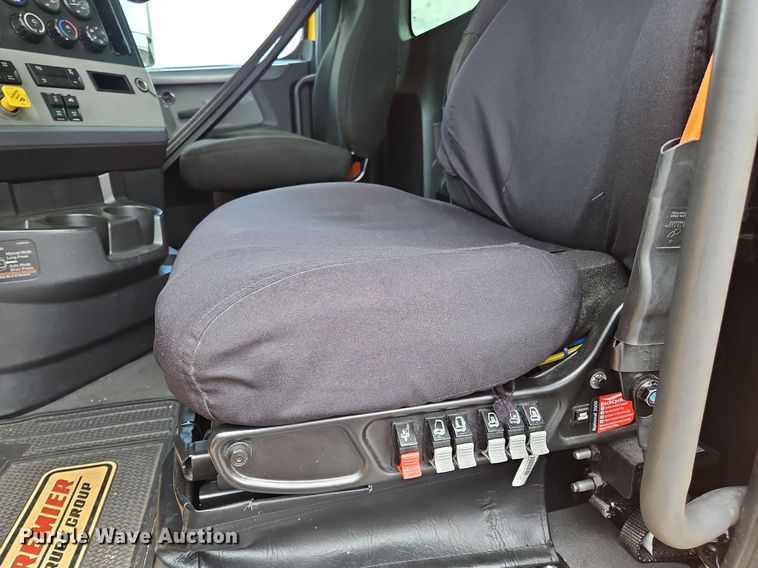 image for item OK9905 2021 Freightliner  Cascadia 126 semi truck