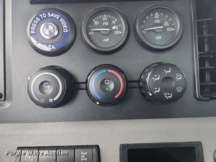 image for item OK9905 2021 Freightliner  Cascadia 126 semi truck