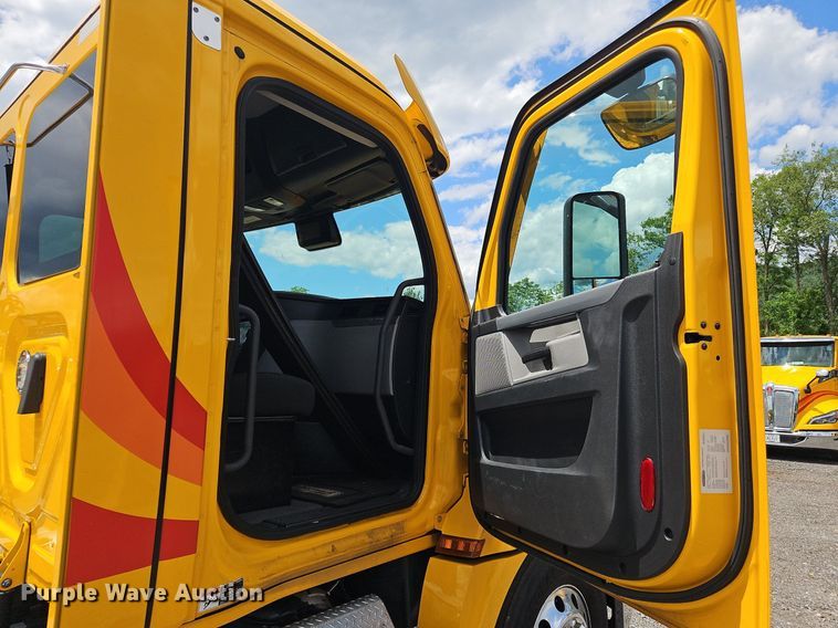 image for item OK9905 2021 Freightliner  Cascadia 126 semi truck