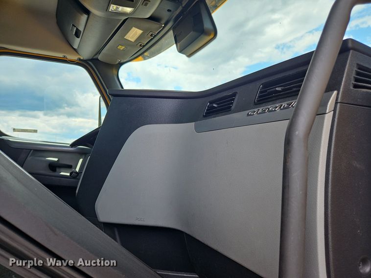 image for item OK9905 2021 Freightliner  Cascadia 126 semi truck