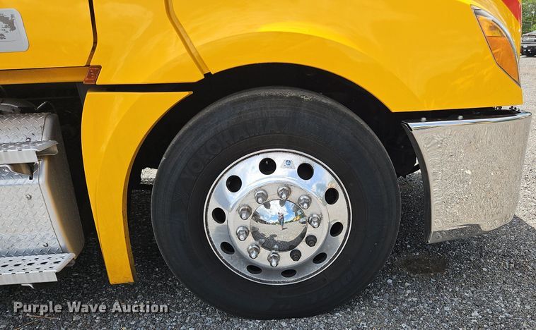 image for item OK9905 2021 Freightliner  Cascadia 126 semi truck