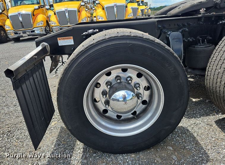 image for item OK9905 2021 Freightliner  Cascadia 126 semi truck