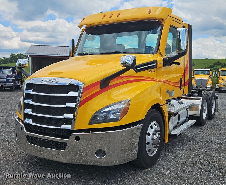 image for item OK9906 2021 Freightliner  Cascadia 126 semi truck