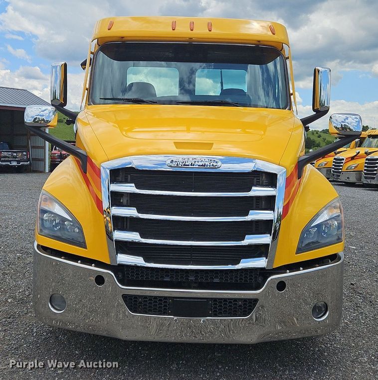 image for item OK9906 2021 Freightliner  Cascadia 126 semi truck