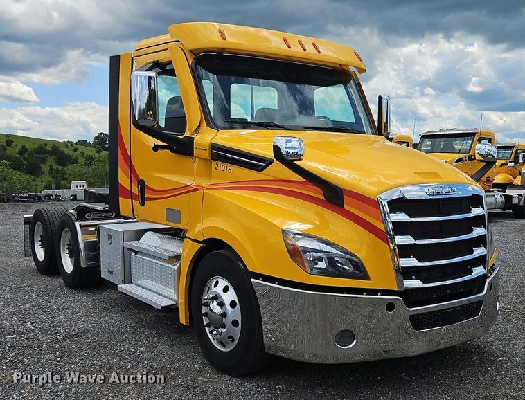 image for item OK9906 2021 Freightliner  Cascadia 126 semi truck