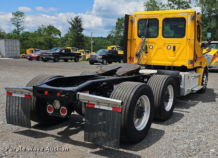 image for item OK9906 2021 Freightliner  Cascadia 126 semi truck