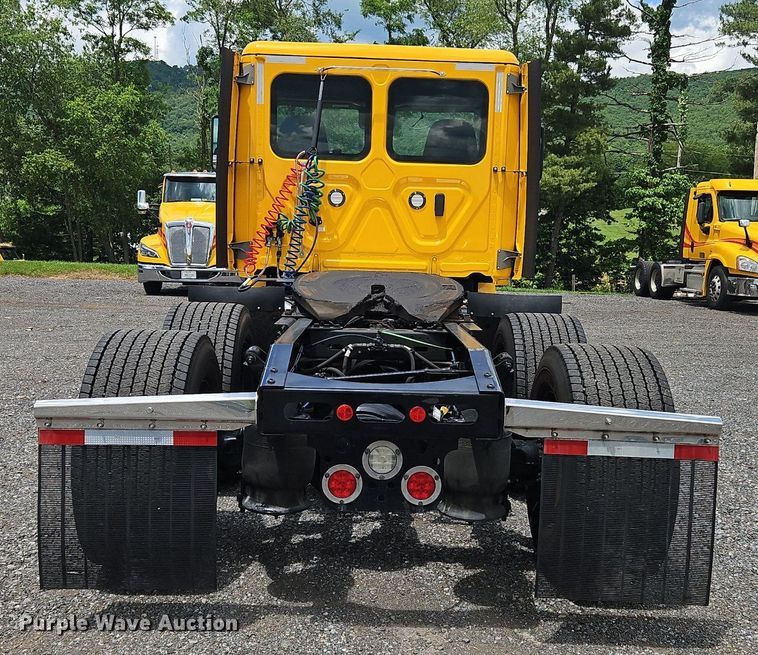 image for item OK9906 2021 Freightliner  Cascadia 126 semi truck