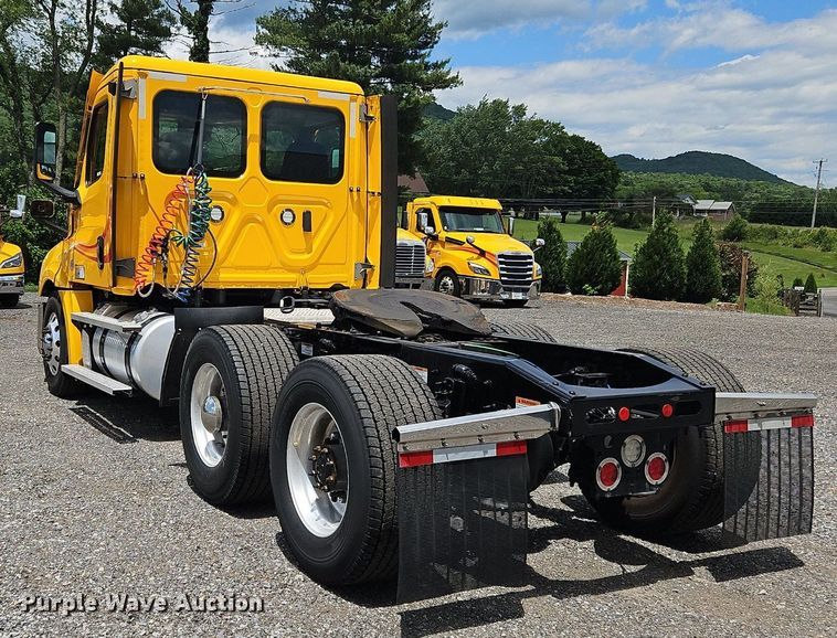 image for item OK9906 2021 Freightliner  Cascadia 126 semi truck