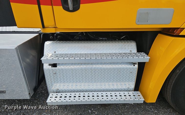 image for item OK9906 2021 Freightliner  Cascadia 126 semi truck