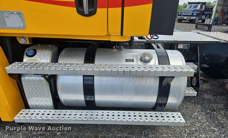 image for item OK9906 2021 Freightliner  Cascadia 126 semi truck