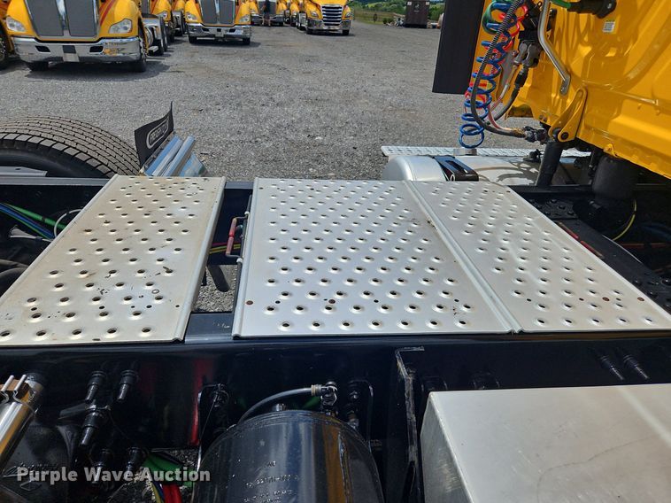 image for item OK9906 2021 Freightliner  Cascadia 126 semi truck