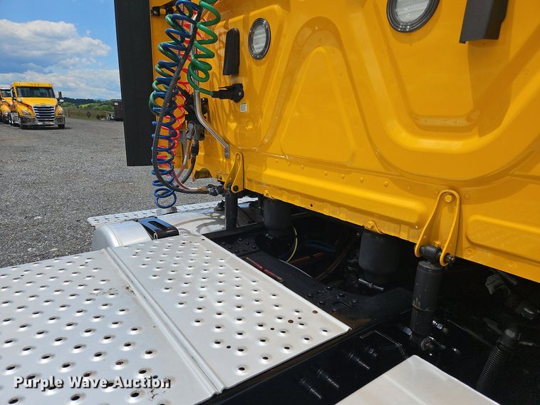 image for item OK9906 2021 Freightliner  Cascadia 126 semi truck