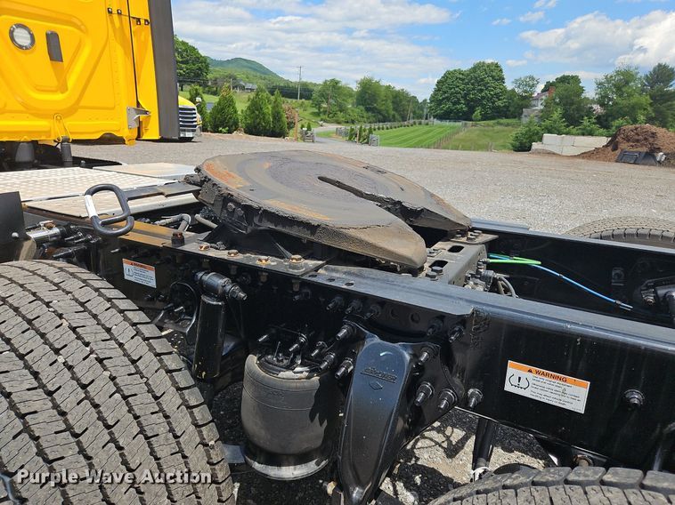 image for item OK9906 2021 Freightliner  Cascadia 126 semi truck