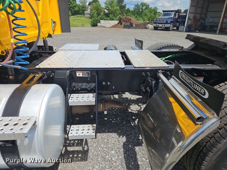 image for item OK9906 2021 Freightliner  Cascadia 126 semi truck